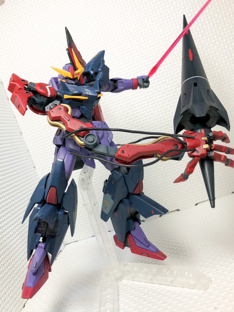 武装を構えた図になります。ランスは、色のアクセントを入れたり、白のラインデカールなどを使っています。指の可動を加えたので、ある程度にはなりますが武器を掴めるようになりました。