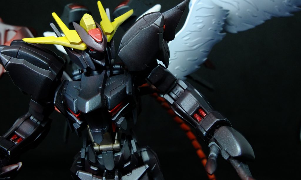 質感は暗めの赤を閉じ込めた黒を目指して何層かの塗膜を重ねてあります、途中ただの甲虫にしか見えなくなった事も…