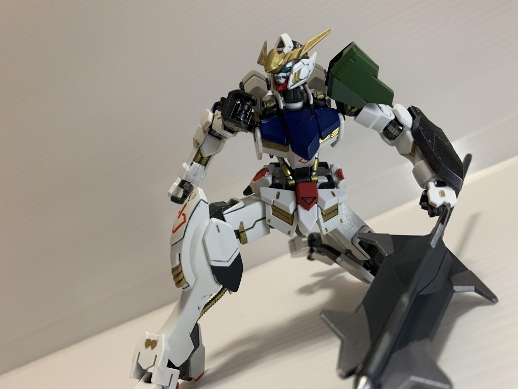 3話の第2形態

「あのオッサン」を殺っちまう直前っぽく

左肩にグレイズの装甲を追加