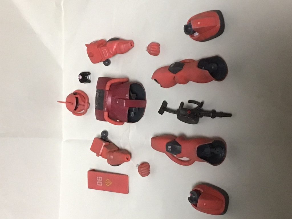 ばらしたところ。肘や膝はキットの挟み込み接着のままです。
ピンクは塗らずにつや消しスプレーからの赤茶色でうっすらフィルタリングです。あと最後に明るめのシルバー系の色でドライブラシ。