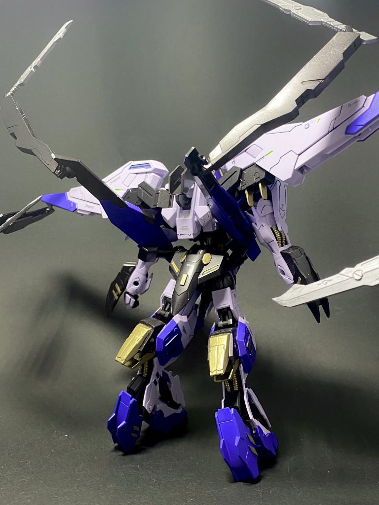 背面から。サブアームは背後の死角を補うように使うのかも……等と考えるとアニメで戦う所を見てみたくなります。