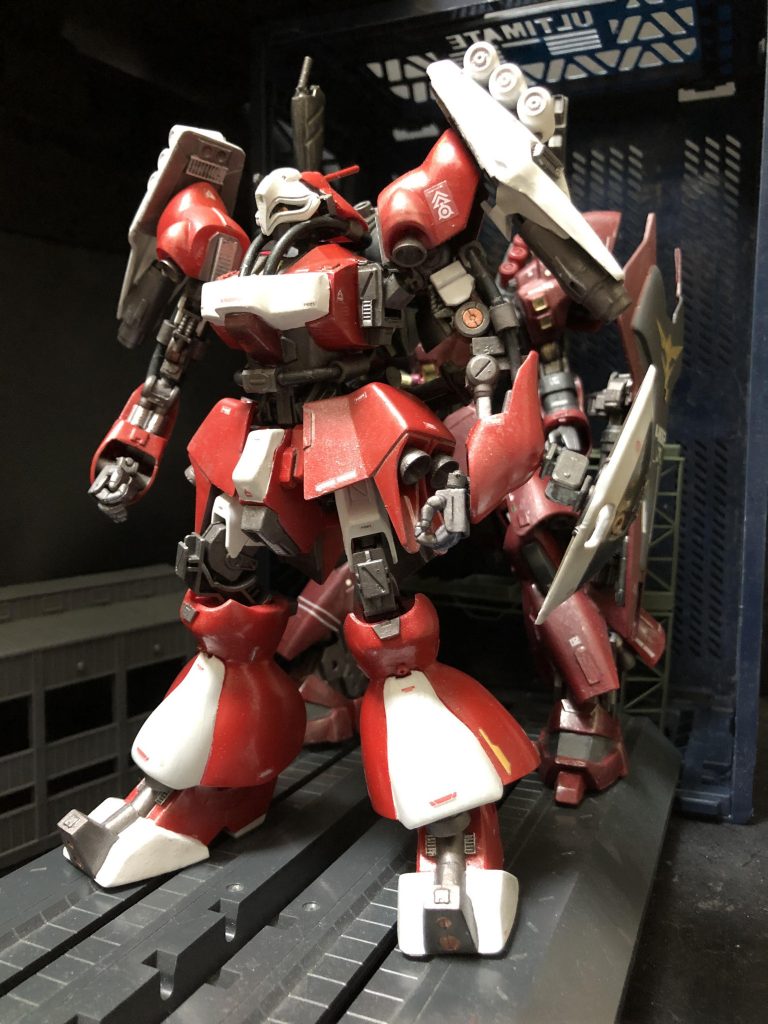 シャア「キミには才能があるようだな。」クェス「大佐、私の名前はクェスです。覚えてください。」シャア「歳は幾つになるのだ？」クェス「13歳です。」シャア「ほう、そうか、それはとてもいいな。」oyz「....何がいいんですか？(´･ω･｀)」シャア「ふむ、これは私の個人的な事だ。プライバシー案件でもある。気にしないで貰いたいな。」oyz「........。(´･ω･lll)」シャア「ところで室長、彼女に与える機体だが、準備はどうかな？」oyz「とっくに用意出来てますよっ！！こんなに長い前振りが今までにあったか！？イヤ無いなっっ！！いい加減GUNSTAさんに注意されるんじゃないかって心配になってきますよっ！！」