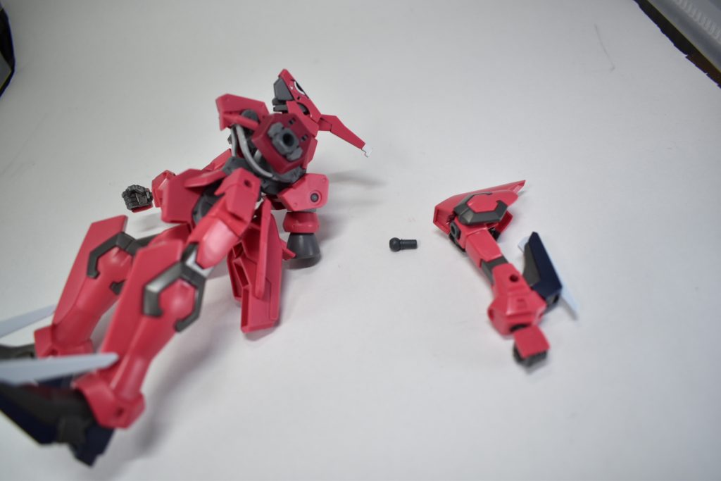 本当は鉄血コンに向けて作成していたやつに付ける肩パーツ欲しさの為だけにグレイズ改弐を購入したのですが、新型コロナウイルスによる影響で塗装レンタルブースが利用出来なくなり投稿できない本チャンの代わりに、塗装しなくても済むかもという理由で、持っていたイージスガンダムのパーツを組み合わせてみたというのが今回のいきさつです。改造は一切なく、しいて言うならば30 MINUTES MISSIONSのオプションパーツセットに付いているジョイントパーツにより腕のジョイント接合を変換しております。足は何も無しでそのまま取り付けができます。