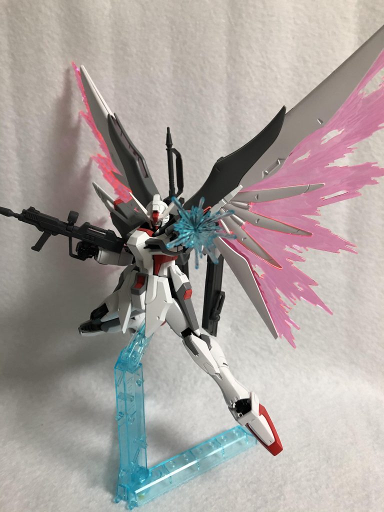 ヴォワチュール・リュミエールの光の翼展開状態で
クリアパーツは無塗装です。
クリアパーツの造形が細かくてビックリしましたw
手からビームはやはりカッコイイ！