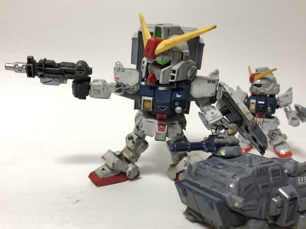 マシンガン！
僚機はマイクロウォーズの陸ガン
ちょっとだけ色塗ったり汚したりシール貼ったりしてます