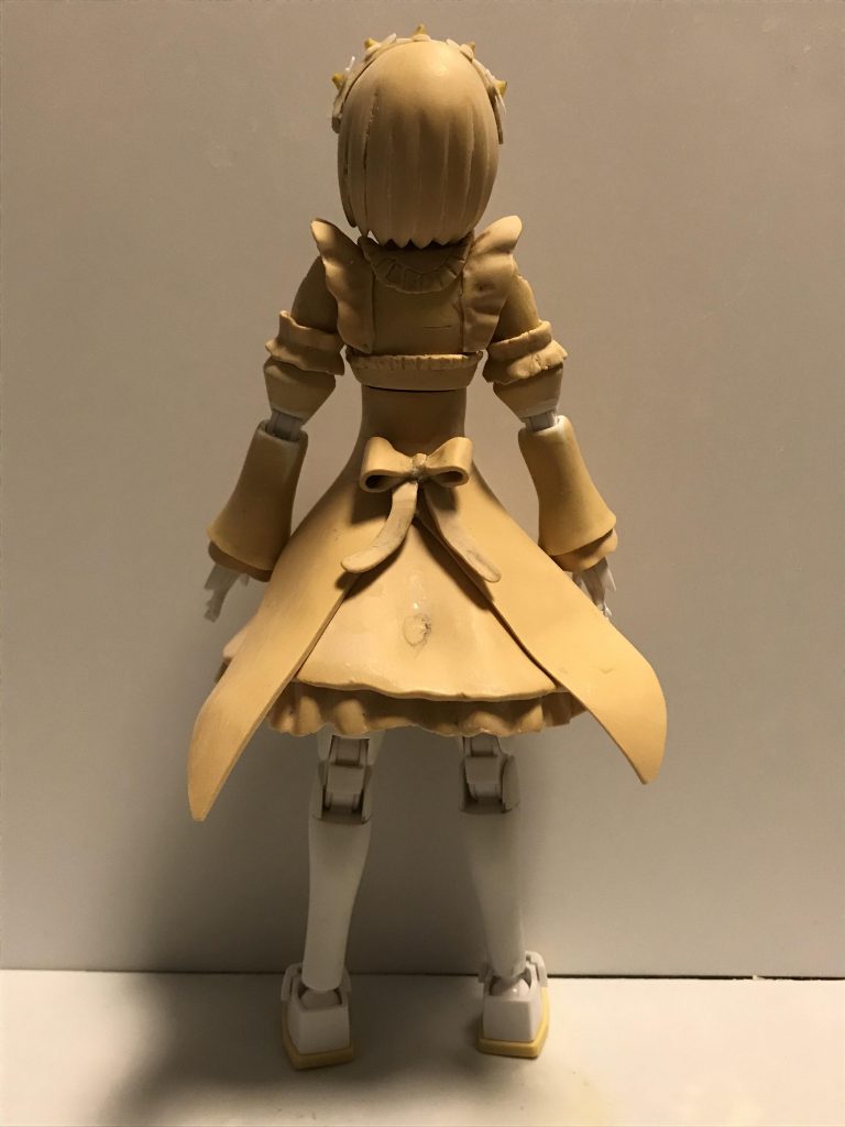 燕尾服?の先端もエポパテが垂れないように油ねんどで盛ってやってます。