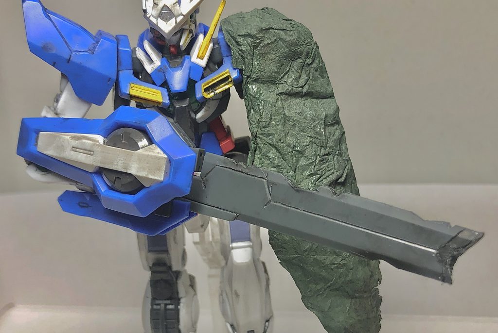 〜武装〜
GNソードの剣先の破損はMGエクシアリペアの画像を参考に、劇中でビームサーベルによって溶断された状態の再現のため、ライターで熱したデザインナイフを利用して溶断されたような断面を作りました。

剣先以外の刃こぼれは、同じくMGエクシアリペアの画像を参考に、ニッパーとデザインナイフで作りました。