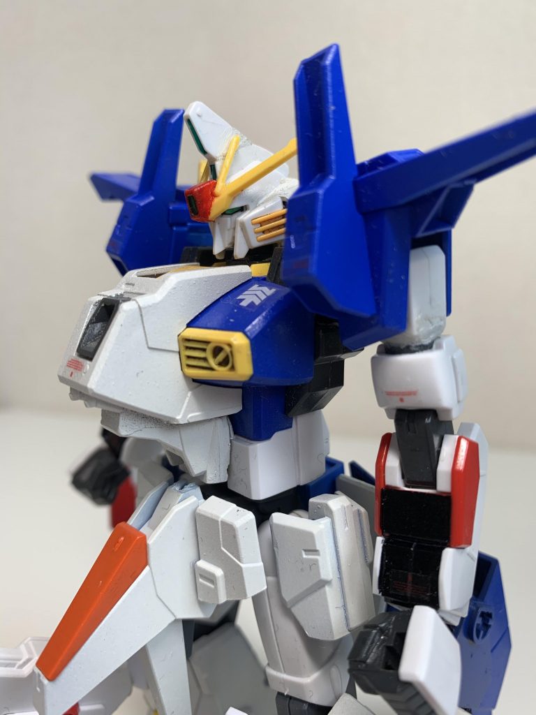 胸部アップ
胸部にはIフィールド発生器を装備。
短時間であれば機体を覆うバリアフィールドを形成可能。
頭部は三段式のガンカメラを装備し長距離の狙撃に対応。