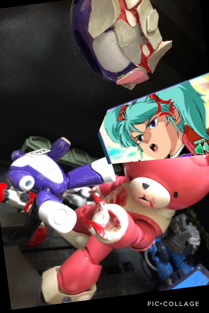 ※ 画像はイメージです。数分後...。oyz「....あ、ええ、ハイ。それで、話を確認しますと、“逆襲のシャア”のストーリーに、初音◯クさん....じゃないや、クェスさんを登場させればいいんですね？」クェス「そーよ！ちゃんと私を登場させなさいよ！出来ないとは言わせないんだからね！」oyz「でももう、３部作でストーリー作っちゃって、閲覧数もサザビーとかで6000超えちゃってるし...。今更修正出来ないっすよ。」クェス「そんな事、私にはカンケーないわ！」oyz「わかりました。こんな事もあろうかとおおーーっ！！」クェス「っわ！！ビックリした！」oyz「過去の世界に行けるタイムマシーンを用意しましたー！タイムボカンって知ってます？そのメカっぽいのを用意したんです。」クェス「え？タイムボカン？ここの話ってガンダムなんだけど？ガンダムの世界観、大丈夫なのソレ？」oyz「あ、ご存知なんですね？さすが昭和生まれっ！大丈夫ですよ、ガンプラのパーツで出来てますから。」クェス「誰が昭和生まれよおーっ！！昭和の映画出身だけど、私は宇宙世紀の生まれなのっっ！！」oyz「さあ、この機体です！コレはカブトムシ型タイムマシーンの”タイムメカブトン“ボカンと時空に穴を空けてタイムトラベルするので通称“タイムボカン”と言います。」