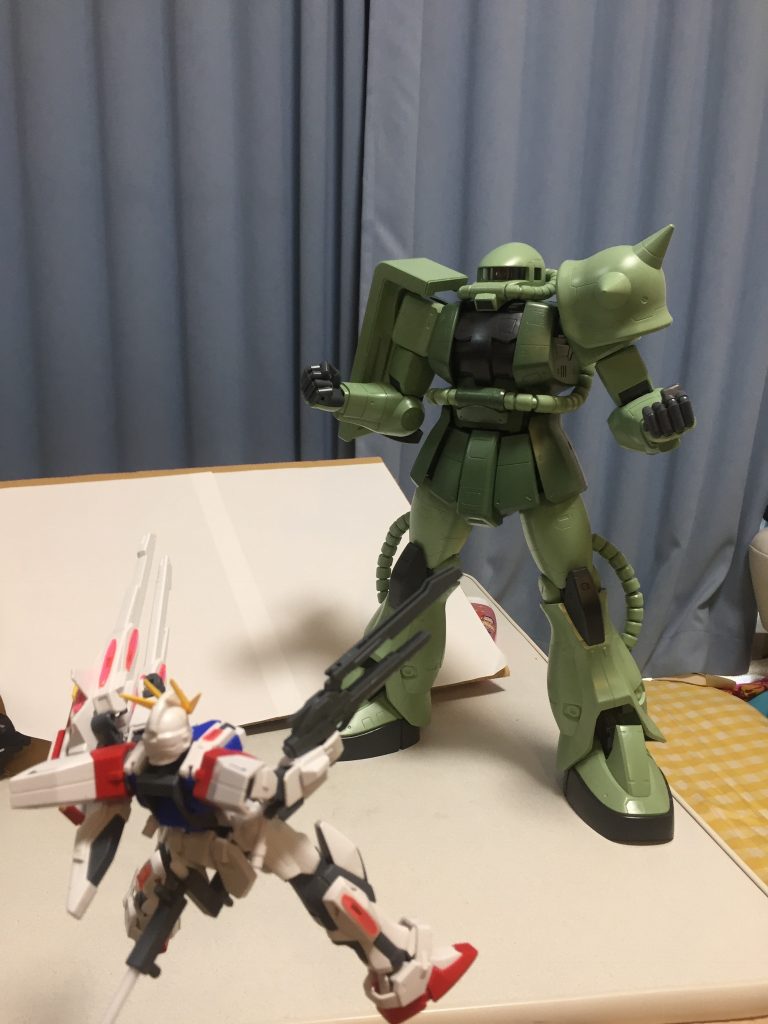 ガンプラ・マフィアのメガサイズ・ザク出現!