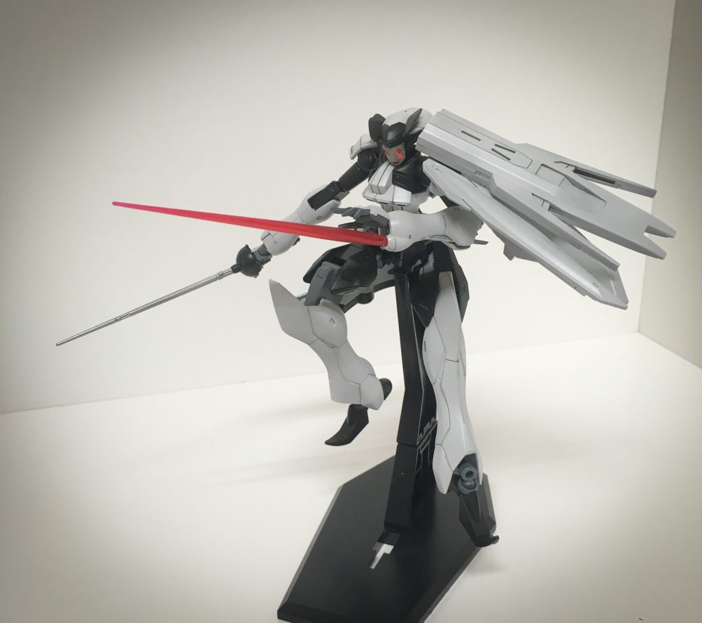 フラム・ラピエル 
本機の右腕に内蔵された魔導機構。 
エーテルを供給することで炎の刃を形成する魔法、炎剣(フラム・ラピエル)を発動させる。

また、増槽を挿入することで、そちらからエーテルを供給することも可能であり、主に長期間の戦闘時間が想定される場合に用いられる。