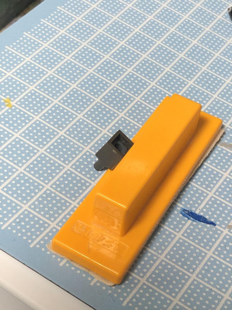 上半身はフレームアームの細さで延長しにくくて、合うパーツが見当たらなかったのですがベースの接続パーツを延長に使用!!