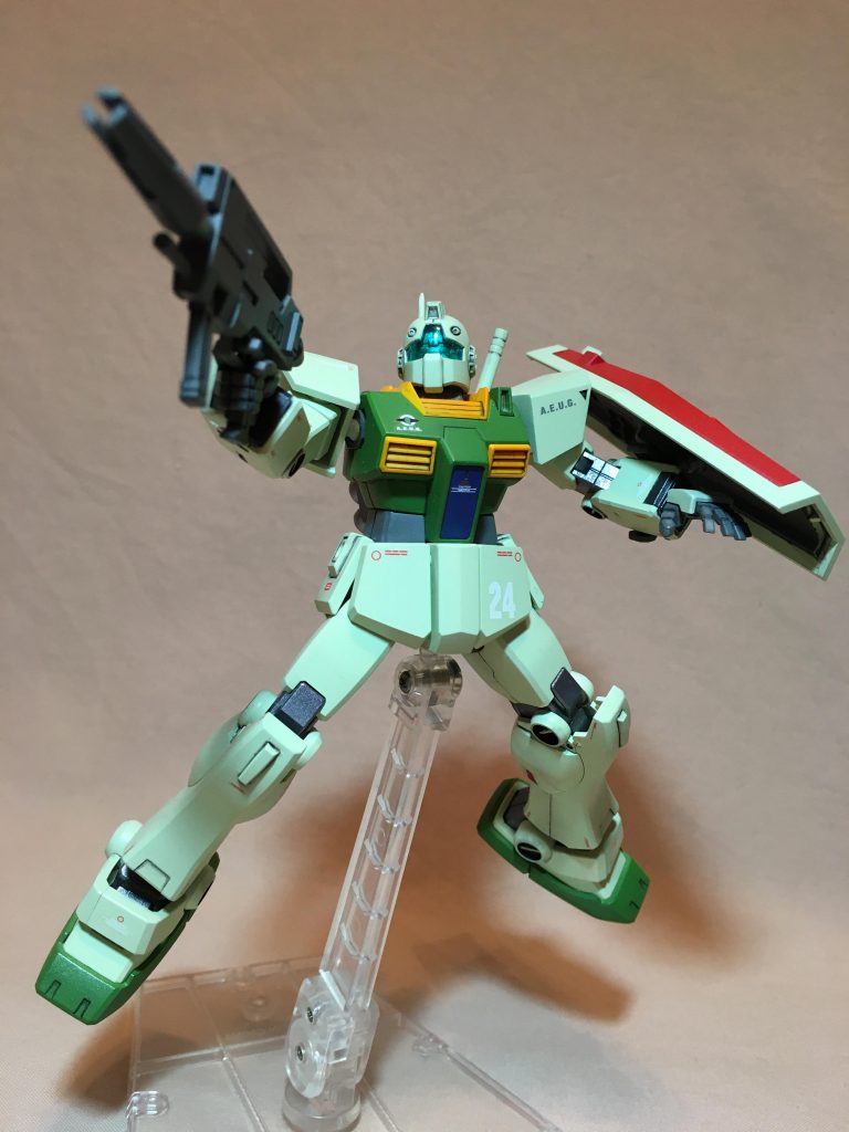 ジムⅡです。作成した頃はエゥーゴカラーは既にプレバン終了しており、説明書の設定画を見ながらクレオスのプロスプレーで塗りました。プレバンの色はもっと白に近いと思うのですが、自分のイメージはこんな感じです。平手はネモから拝借してます。