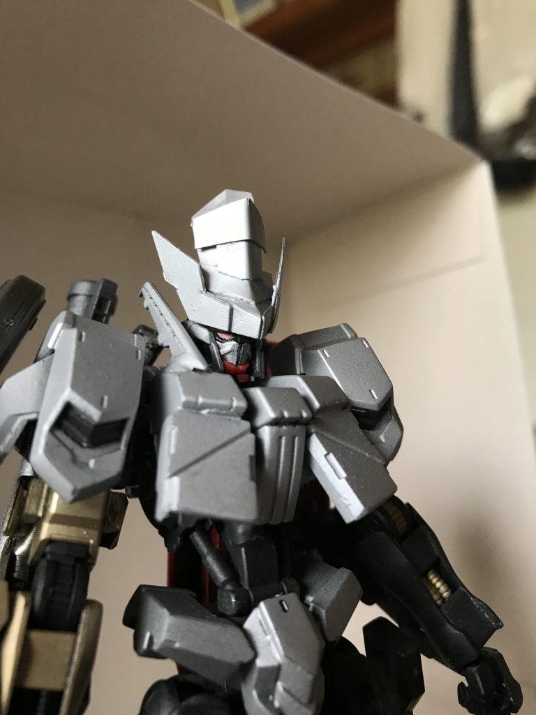 大型化した頭部装甲はパイロットのエイムを完全に補正する高性能のAIが設置されている。
それによって頭部センサー、システム系に大きな負荷がかかっているのでカメラアイは常に覚醒時の眼光に近い状態になってしまう。