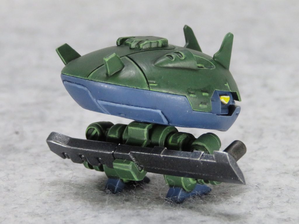 頭部の4つのブレードアンテナは、コトブキヤのパーツに付け替えました。