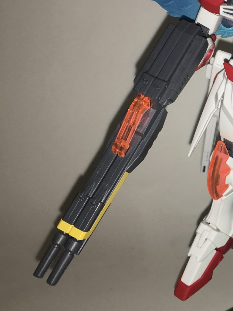 ツインバスターライフル。2つのバスターライフルから構成される射撃兵装。絶大な威力と射程距離を誇る。また、こちらにも太陽電池が搭載されているため、弾数も多い。