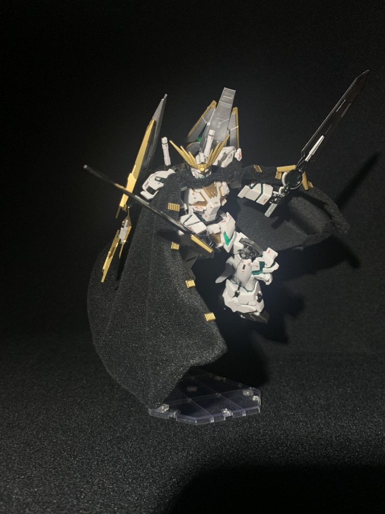 マントはメタルビルドのクロスボーンガンダムのABCマントを模してデザインしました。
裏に針金を入れ可動した時に形状記憶が残る様に製作しました
もう少しサイズ小さくてもいいかもと思いつつ…