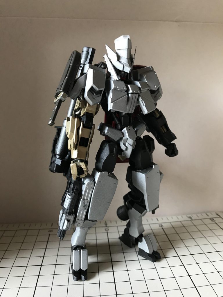 全武装装備状態
・黄金の右腕の正体
　フレーム、装甲共に希少金属で作成され　ている、更に増設された増設シリンダー　により他のガンダムフレームよりも約3倍　近い出力を発揮する。