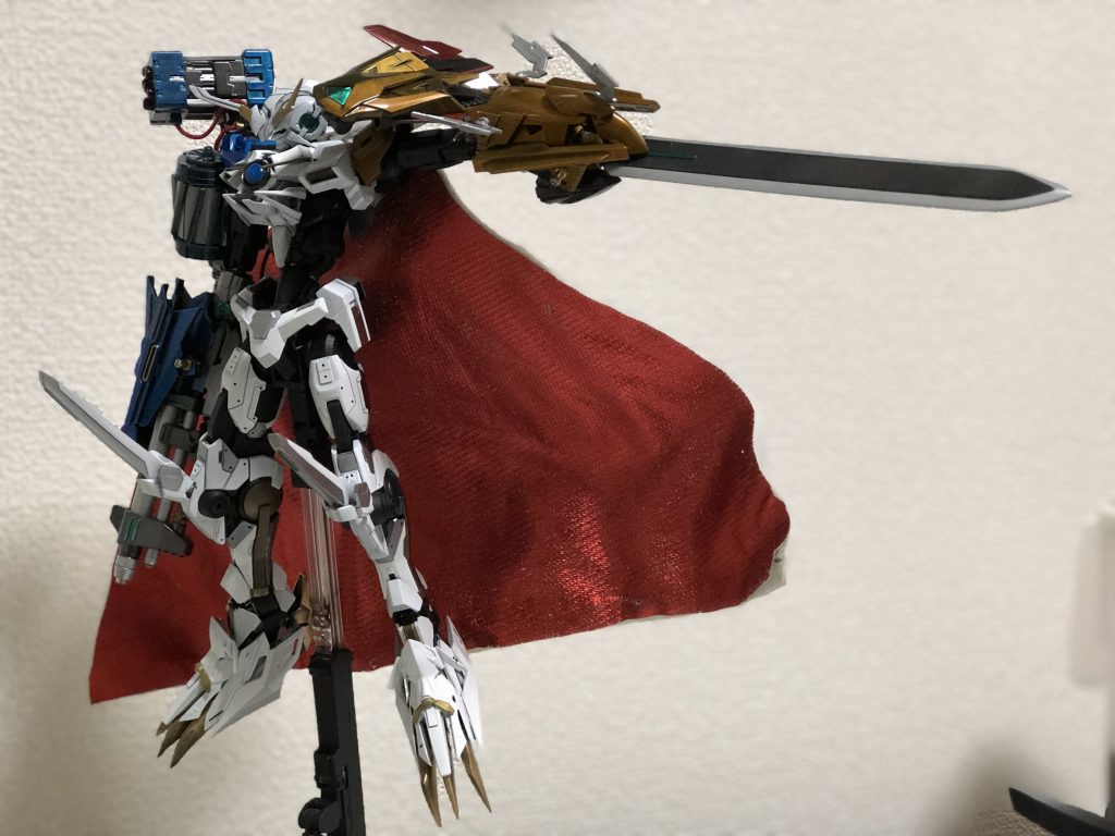 左手側はあくまでシンプルに設定通りの盾と剣を意識して作りました。
剣はプラ板の積層でスクラッチしております。
肩の盾はゴールドフレーム天のバックパックのセンター部分を使用し、マグネットで装着して動きに合わせて360度回転できるようにしました。