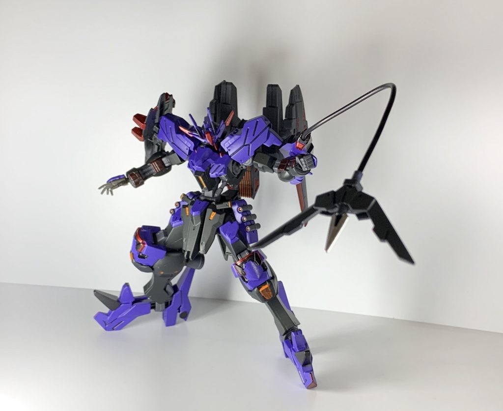 左腕のガントレットからクローを射出できる
このクローをプルーマに突き刺し、引き寄せてランスで攻撃したり、なぎ払うことで周囲の敵を一掃する戦法をとる