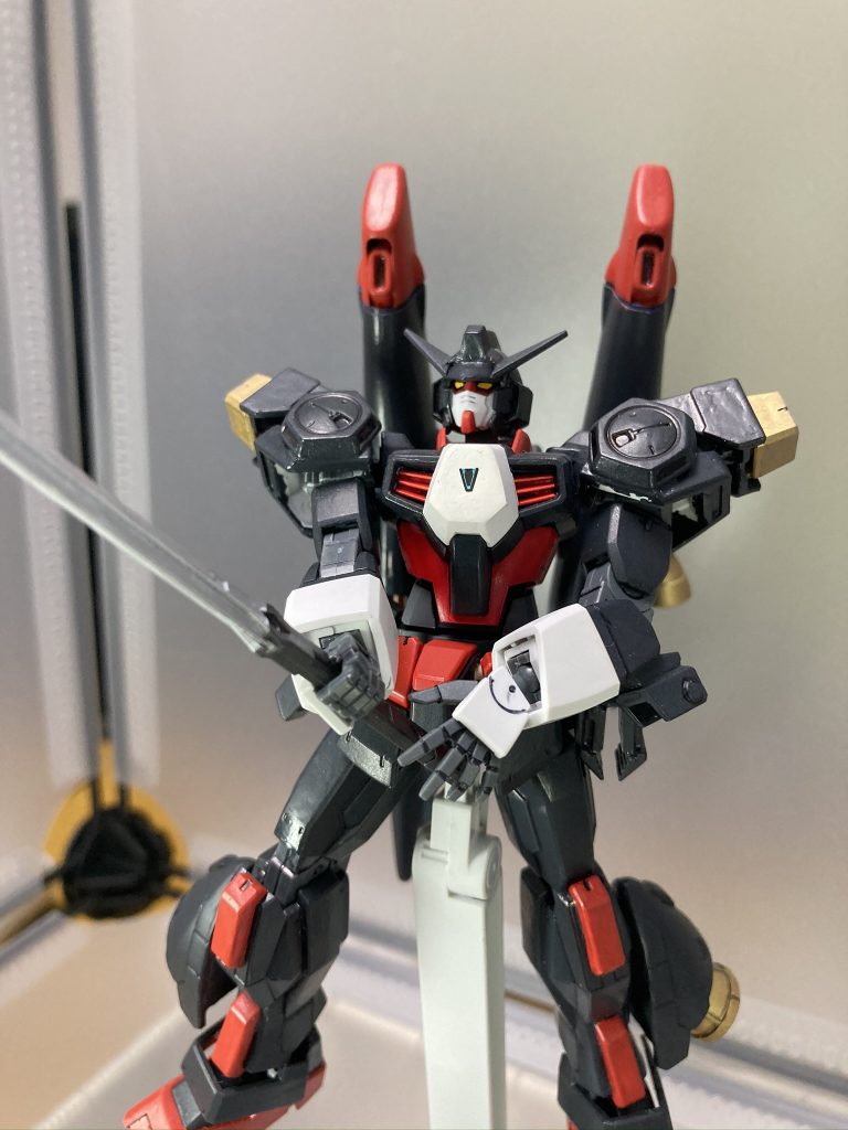 K社製の武器を装備することをテーマに作ったガンプラだけど、関節がへたったこのガンプラではもう装備できない