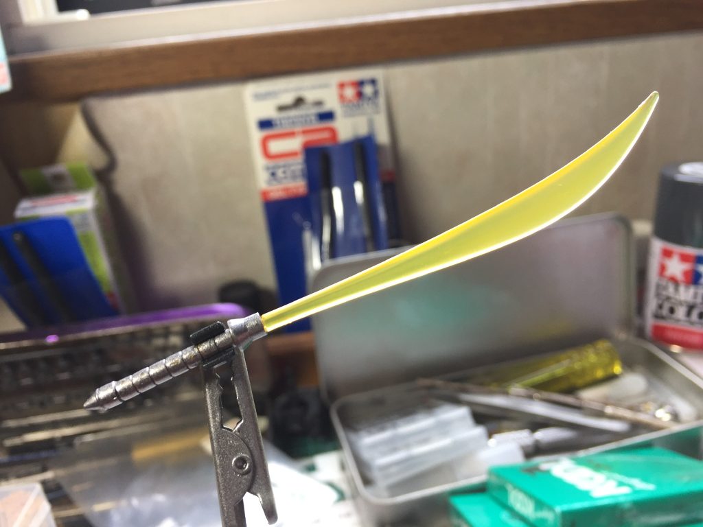 ビームナギナタだと取り回しが悪いかと思い、半分に分割してディティールアップしたビームサーベルに変更