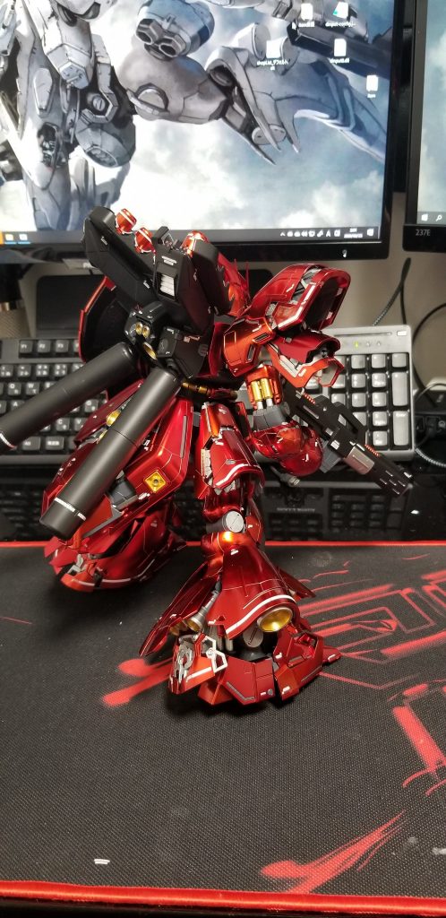 カタパルトポーズでパシャリ。チラ見えのシリンダーやバーニア、内部装甲のシルバー、バーニア内部のゴールドが映えます。