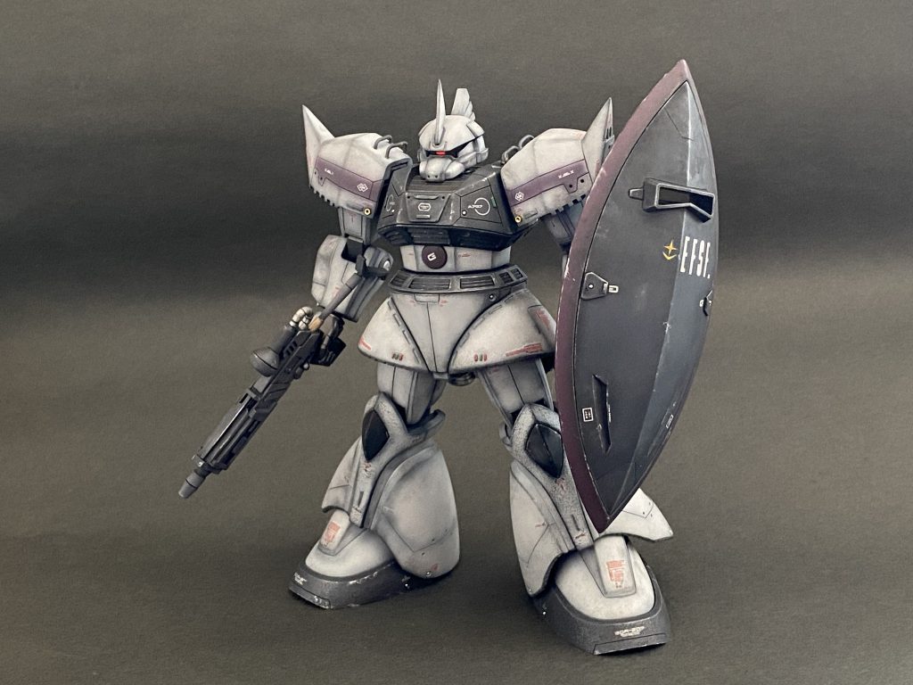 武器持って。
ライフルは少し形をいじっております。
シールドに連邦軍ステッカー。