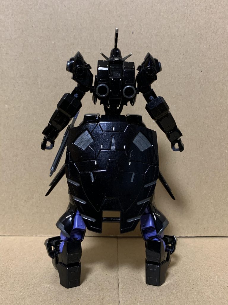 魔操兵ノクス・ズィリオス[解説]第七世代操兵機操兵ノクスを暗黒騎士リコス・ユミアの専用機として改修した魔法剣士型魔操兵。リコスの戦闘技能や癖に合わせ、繊細な動作を可能とする調整が施されている。また魔導炉にも調整が加えられており、機体出力はノーマル機と比較して二割程向上している。一方で噴射式推進装置及びシャドウゲイルで採用された内蔵型グライデンパックに相当する装備をリアアーマー内に固定装備しており、極めて高い機動性を発揮する。魔導炉の出力向上は主にこの為の処置である。実に運動性や機動性の向上を中心とした改修が主であり、装甲も若干増えている。反面、膂力はほとんど向上しておらず、ノーマル機と大差ない程である(その辺りは暗黒闘気で補える為、リコス自身はほとんど問題にしていない)。何故、暗黒騎士の専用機がレギンレイヴではなくノクスを用いる事になったのか、その経緯はリコス自身の要望であり、整備や部品調達が容易な方が稼働率が上がると考えた結果らしい。