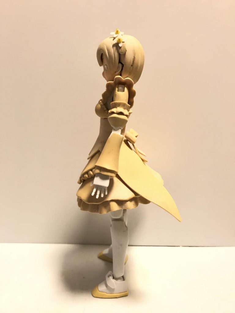 フリルはエポパテが半乾き状態のときにくねくね折ってフリル状にしてます。