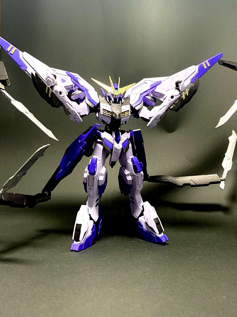 サブアーム展開。腕というより昆虫の節足のような印象だったので、アーム部はシンプルに黒光りさせました。