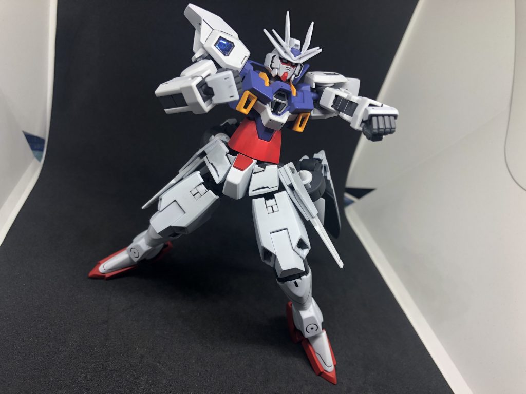 ガンダムの色合いを多少意識して塗装。