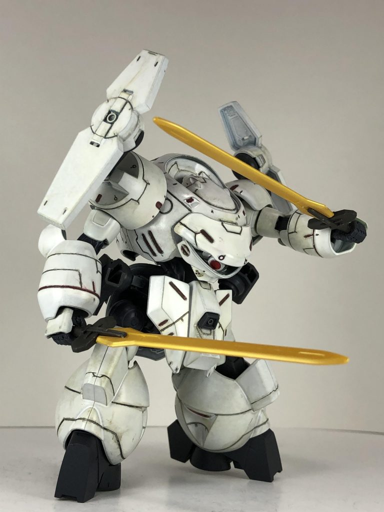 メイン武装は腰に2振りの希少金属でコーティングされた剣。高い機動性を活かし舞うように相手を切り裂く。