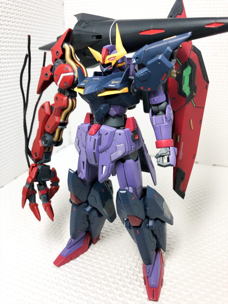 全身の俯瞰図です。キットは、HGでそこまでディテールも多くないので、シールド周りを中心に手を加えていきました。上半身は、プラ板をメイン、下半身は筋彫りをメインとある程度ルールを決めて作り込みました。

全身の色は、本体色の濃紫を紺色に、オレンジ色は、赤みを強くする様にして全体の印象を渋くなるようにしてみました。各部のアクセント色も、基盤となる色に合わせて変えています。