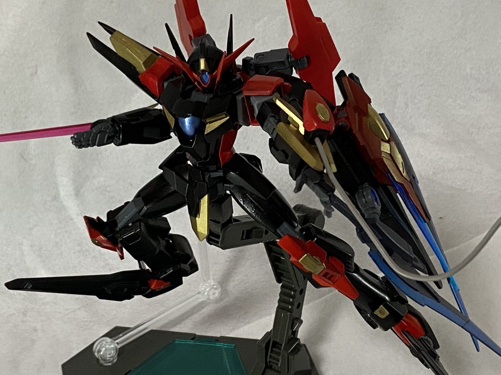 右腕はトランジェントを使用している為、ビームバルカンとしても使用できますしサーベルにもなる
左腕はロケットアンカーを伸ばしてます