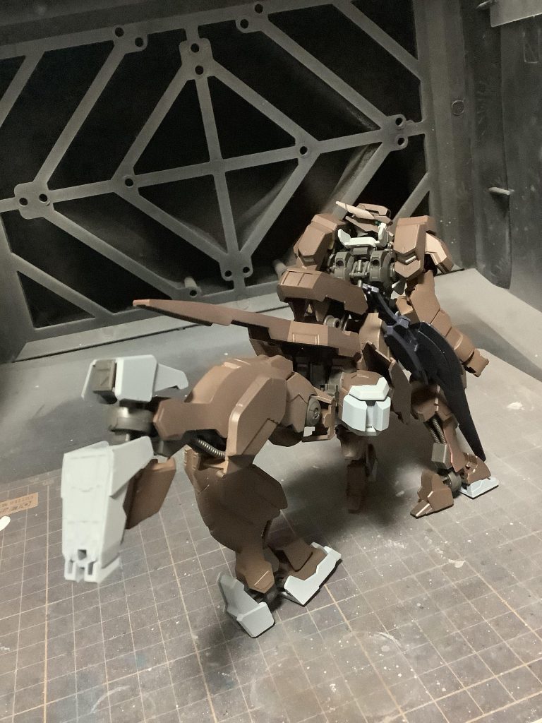 しかし一番注意しなければいけないのは後ろ蹴りである。二機分のエイハブリアクターの出力から放たれる蹴りの威力は直撃すれば並のMSならば一撃で甚大な被害を与えるであろう。