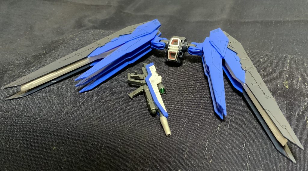 M100 バラエーナ・プラズマ収束ビーム砲含めたWING UNITとMA-M20 ルプス・ビームライフルです。
神ヤス!での表面処理効果が一番目立った部分となりました。