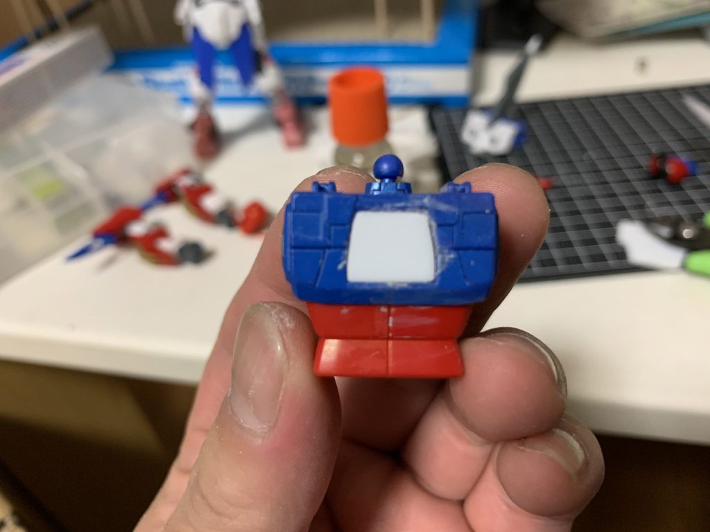 背中の穴にパテを埋め、ネオジム磁石を設置し蓋をしました。