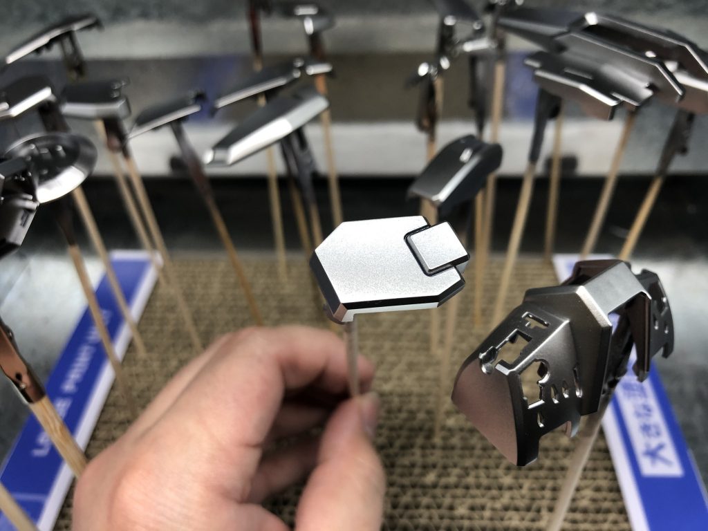 下地にブラックからのシルバー