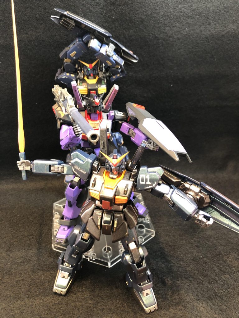 以前作成していたものです。
ガンスタを昨日始めたのでupします!
正月に福袋でマークⅡが入っていて在庫していたのでこの際アニメに合わせて3体揃えてジェットストリームアタックしちゃいました笑笑
1号機はエマシーンのマジョーラカラー
ティターンズHG
2号機はカクリコンカクーラーのドムカラー
エゥーゴHG
3号機はジェリドメサのティターンズノーマルカラー
ティターンズRG