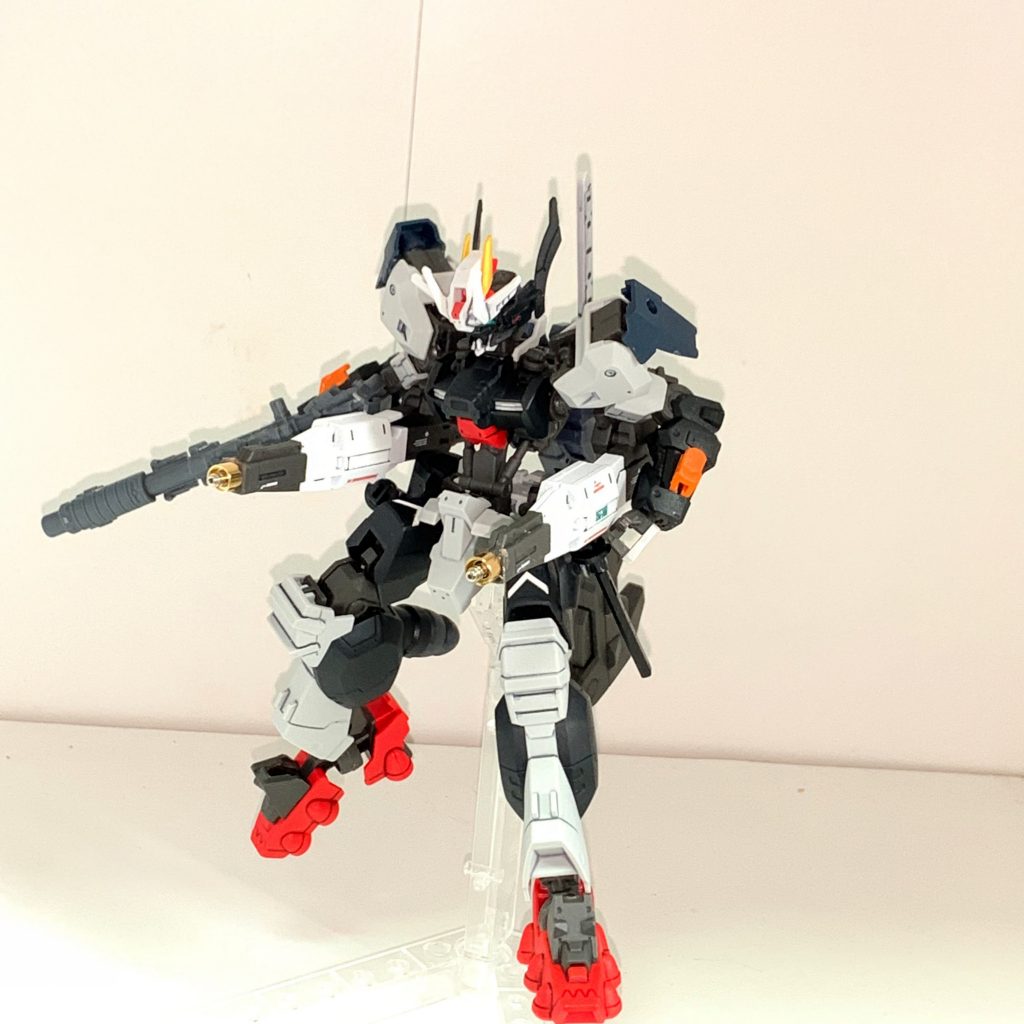 専用ライフルGN粒子とエイハブ粒子を混ぜた高出力ビームと拡散ビームに打ち分けが可能なライフル下部にグレネードを搭載ビームキャノンライフル同様粒子を混ぜたビームを打ち出すキャノン砲肩にも回すことが可能