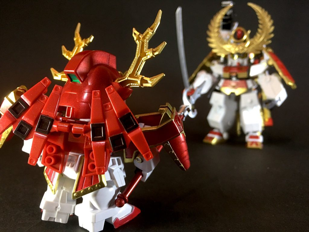 〜〜〜〜〜〜〜〜〜〜
真田幸村頑駄無を製作しました。
旧キットのリデコ品で、元は龍神導師仁宇です。
νガンダム由来の意匠が随所に見られます。
新規パーツは兜の六文銭前立と鹿角の部分です。
こちら幻竜も付属し合体する事も可能ですが、ドラゴン頭形態となるため今回は武将としての製作のこだわりからオミットさせて頂きました。