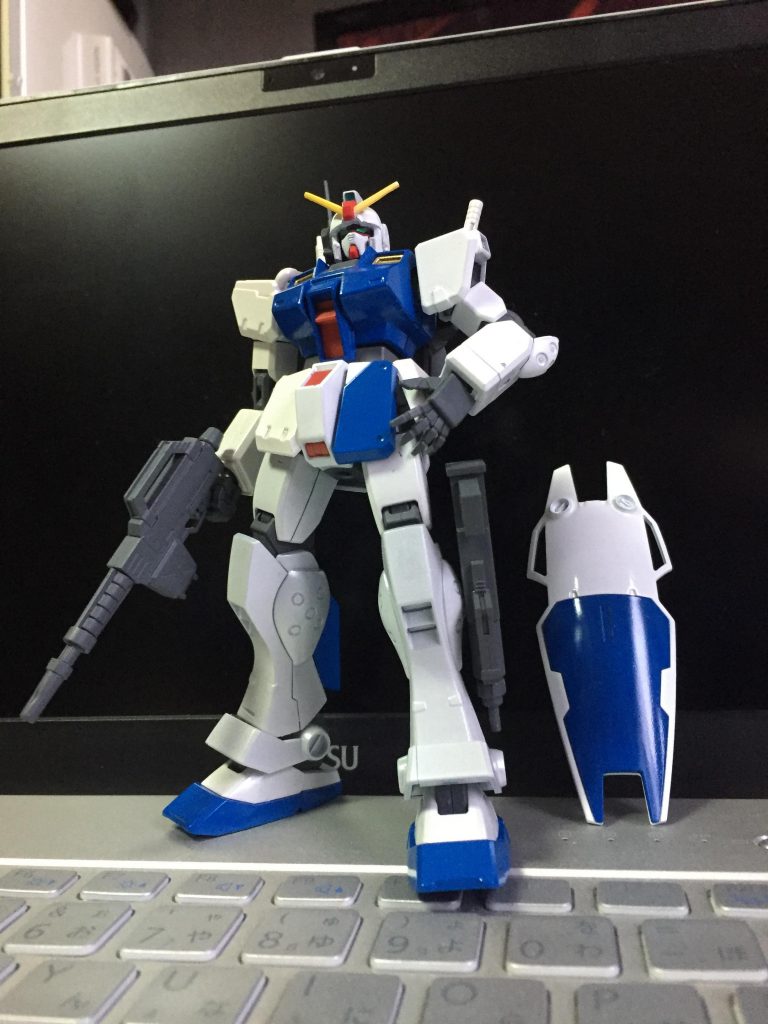 カラーは個人的に好きなアレックスカラー。
ただ、ジム改パーツだけサフを塗っておらず、塗装液もパールホワイトを使用した為、ジム改のクリームホワイトに上塗りが乗らず、失敗してしまいました、、、
白パーツにパールホワイトを塗装する時は必ずサフを塗らないといけないことを学びました、、、