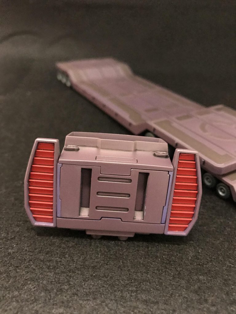 耳のようなパーツが下に可動してホバー形態へ。
ジオン脅威のメカニズム!