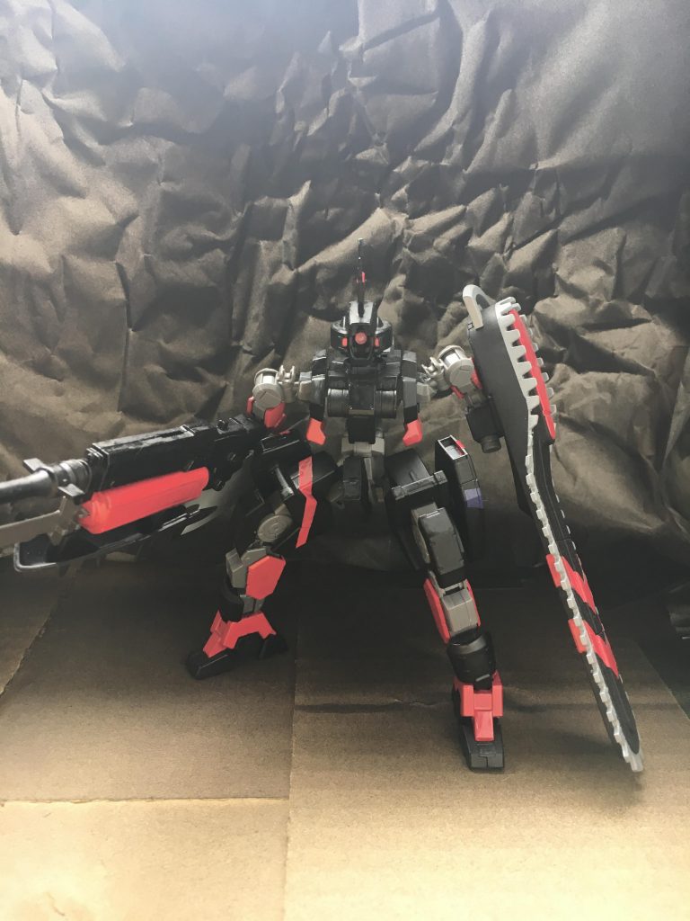 左腕のチェーンソー型兵装:アスカロン
攻防一体型の近接武器。小さな刃が高速で回転することによって、驚異的な切断力を発揮した。上部の歯が外側に向いているため、構えてタックルをしていたとする説もある。