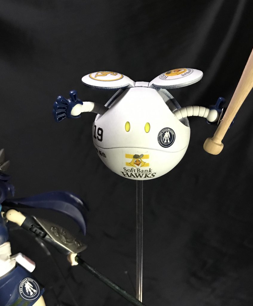 言わずと知れたソフトバンクホークスをモチーフにしたハロです。
木製バットを装備してます。
ガンダムベース限定ハロなので色は紺色なのですがボールをイメージして白で塗装しました。
手は未塗装なので限定品であった事を証明してます。
