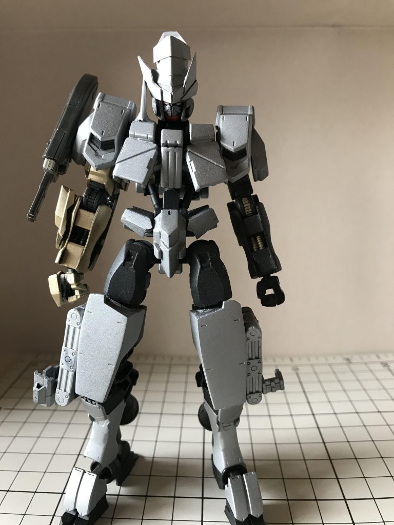 改修後の姿
紛失していた左腕は横流し品のガンダムフレームを代用、視認性の低い黒へ
全身の装甲はパイロットの意向で銀色に塗装された。