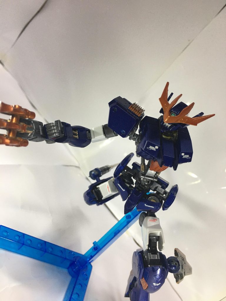 子供達の世話の合間に密かに楽しんでいたある時GBA内で「勝ち残ればスポンサー契約ができる」
と言うイベント開催の知らせを見たミカは孤児院のためにこのイベントに参加する事を決める。
イベント内容は100人参加のバトルロワイヤルで、勝ち残った最後の1人がスポンサー契約を勝ち取れるというもので、上位ランカー100名がその参加資格を有するとされていた。既にその実力で頭角を表していたミカも優勝候補として注目されていた。
そんな中開催されたバトルロワイヤルで思いもしなかった事態が起こる。50名あまりのプレイヤーが結託し、優勝候補や実力者達を次々と襲いだしたのだ!
ミカもその標的にされ圧倒的物量によりリタイヤ寸前まで追い込まれたが、その時、目の前に二つの光が走った。
そう、ヤマトのシャイニングフリーダムと、アノーのビクトリーフォーミュラである!
2人は絶妙なコンビネーションで周りの機体を蹴散らし、あっという間に2人の一騎討ちとなっていた。
その後ヤマトが勝利し、生存時間順により、アノーが2位、ミカが3位という結果になったが、後に
スポンサー契約をミカに譲渡した事を知らされる事となる。
「この借りは勝って返す」
と言ったミカの顔には笑みが見えた。