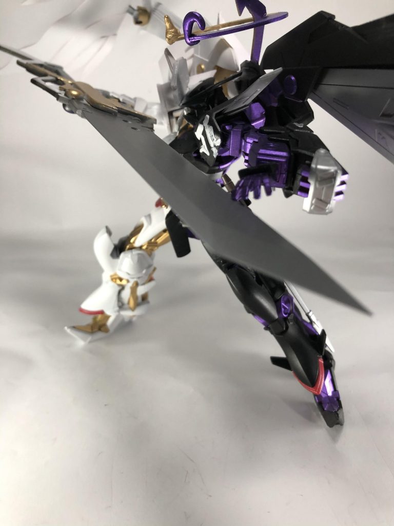 こういう某牙突みたいなポージングや