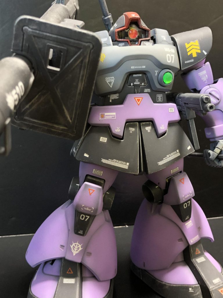 少し引いて撮影しました。バズのシールド部分の使い込んだ感がお気に入りです😁大きいキットになると撮影が難しいですね。全体を撮ると迫力が薄れ、接写すると全体像やスケール感、雰囲気が伝わりにくい😭
まだまだ勉強が足りません……🙇‍♂️